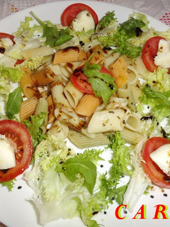 Una foto de Ensalada de escarola y pasta con mozzarella