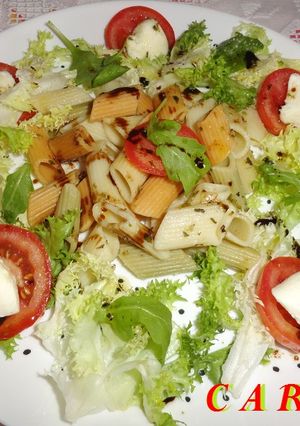 Foto principal de Ensalada de escarola y pasta con mozzarella