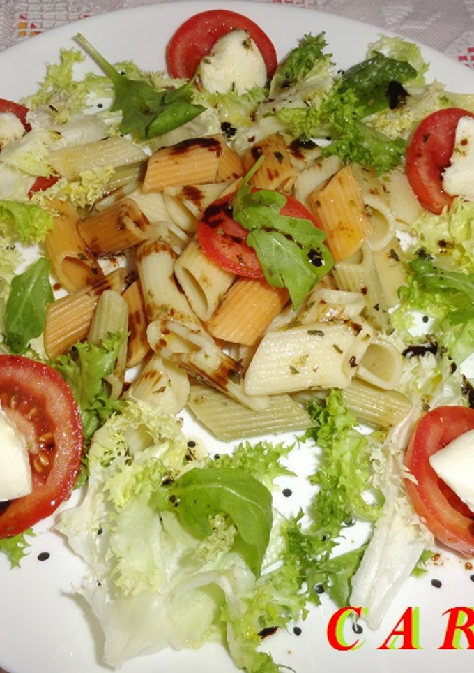 Una foto de Ensalada de escarola y pasta con mozzarella