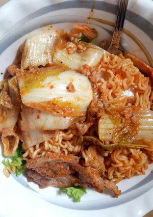 Hình của món Mì xào chả cá Hàn phiên bản Việt.