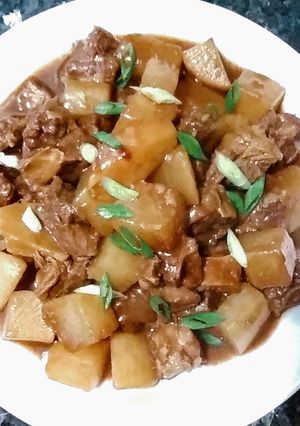 A picture of Cantonese beef brisket in chu how sauce.