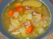 Une photo de carotte pomme de terre lardon