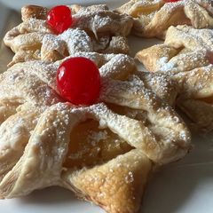 A picture of Puff pastry pineapple flowers.