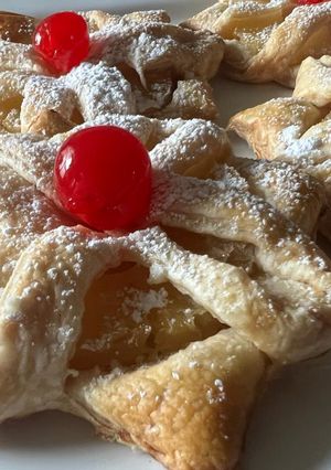 A picture of Puff pastry pineapple flowers.
