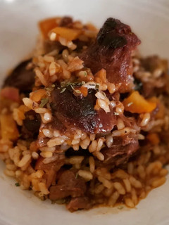 Una foto de Arroz seco de carrilleras y manzana