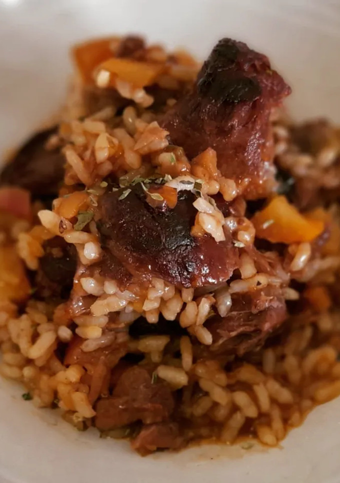 Una foto de Arroz seco de carrilleras y manzana