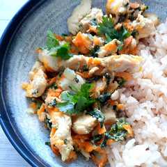 Una foto de Curry de Pollo con Arroz Integral
