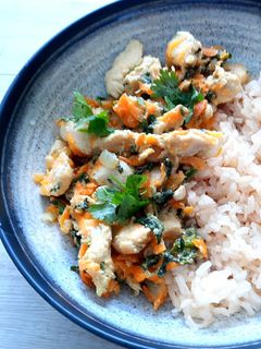 Una foto de Curry de Pollo con Arroz Integral