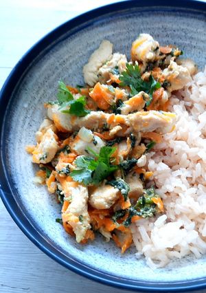 Una foto de Curry de Pollo con Arroz Integral