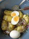 Salade de pommes de terre, oeufs, mayonnaise blanche et herbes