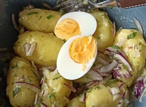 Une photo de Salade de pommes de terre, oeufs, mayonnaise blanche et herbes