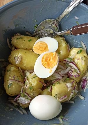 Une photo de Salade de pommes de terre, oeufs, mayonnaise blanche et herbes