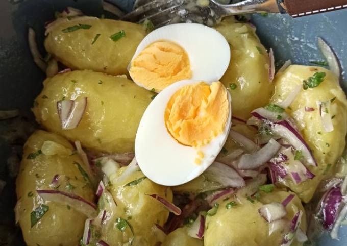Salade de pommes de terre, oeufs, mayonnaise blanche et herbes de
