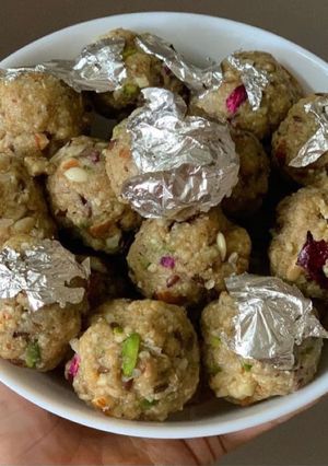 A picture of Healthy Oats & Makhana Ladoo With Jaggery ….!!.