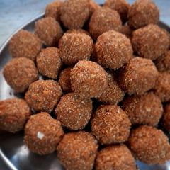 A picture of Methi k ladoo.