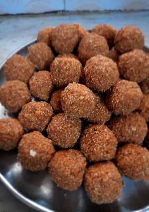 A picture of Methi k ladoo.