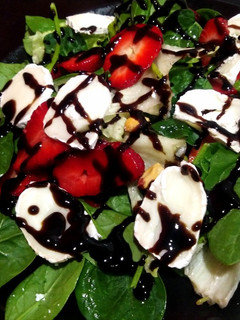 Una foto de Ensalada de espinacas baby y fresas