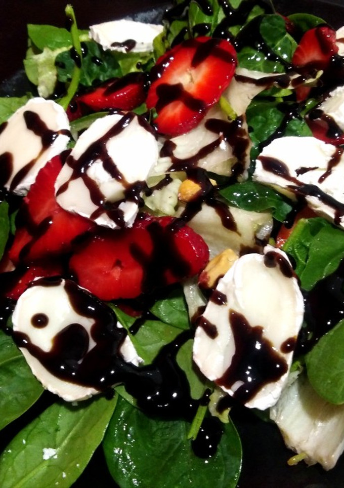 Una foto de Ensalada de espinacas baby y fresas
