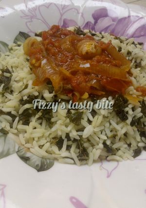 A picture of Moringa rice with onion sauce.