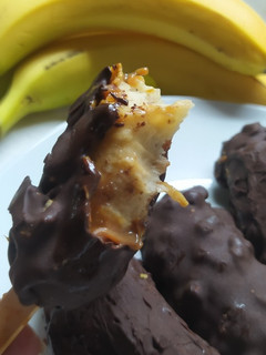 Una foto de Palito Helado de Banana con Baño de Dulce de Leche, Cereales y Chocolate