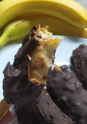 Una foto de Palito Helado de Banana con Baño de Dulce de Leche, Cereales y Chocolate