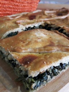 Una foto de Empanada de espinacas y salmón o Coca Tapada de Verdura