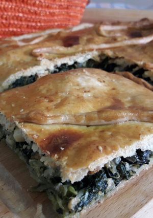 Una foto de Empanada de espinacas y salmón o Coca Tapada de Verdura