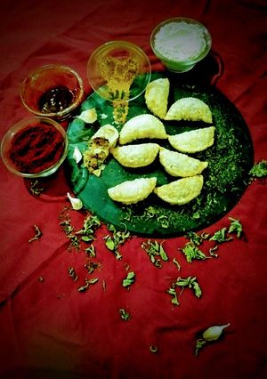 પેરી પેરી ગુજીયા(Peri Peri Gujiya Recipe In Gujarati) રેસીપી મુખ્ય ફોટો