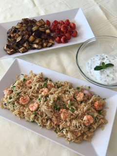 Una foto de Arroz chino con berenjenas caramelizadas, tomates asados y aliño de yogur
