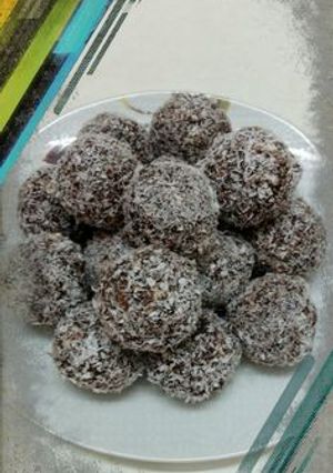 صورة لوصفة كريات كعك يلي بقي مع بسكويت شكولا