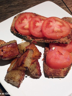 Una foto de Milanesas de Berenjena con papas HOT🔥