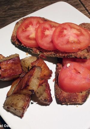 Una foto de Milanesas de Berenjena con papas HOT🔥