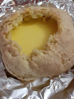 Una foto de Fondue de queso en pan de campo