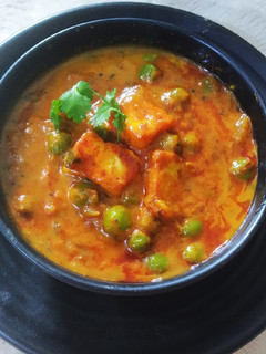 A picture of Matar paneer.
