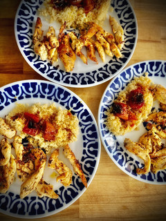 Una foto de Tiras de pechuga de pollo a las hierbas provenzales con quinoa y tomate confitado