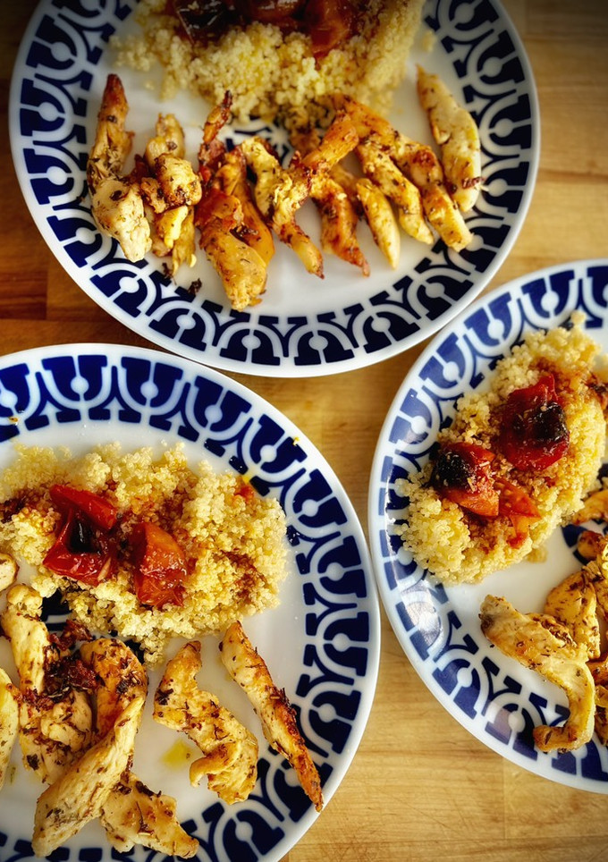 Una foto de Tiras de pechuga de pollo a las hierbas provenzales con quinoa y tomate confitado