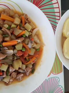 Una foto de Saltado de chayote con verduras