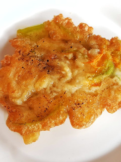 Una foto de Flor de Calabaza en Tempura y Jarabe de Arce
