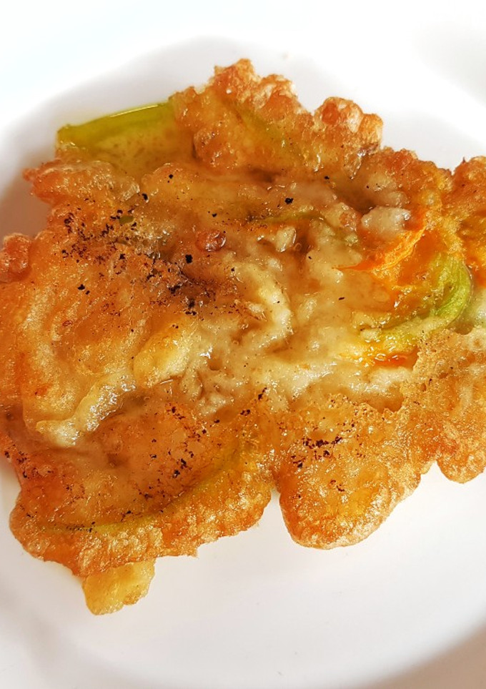 Una foto de Flor de Calabaza en Tempura y Jarabe de Arce