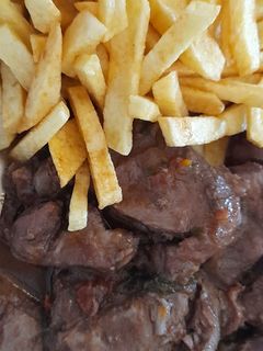 Foto de Bochechas de Porco Preto com vinho tinto