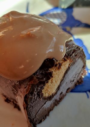 Une photo de Vacherin glacé au chocolat, sauce Carambar