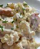 Ensalada alemana (kartoffelsalat) con salchichas de queso ahumadas (Bockwurst)