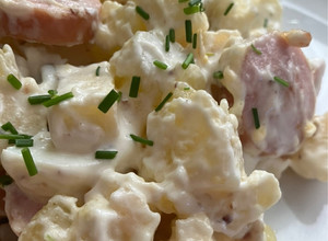 Foto principal de Ensalada alemana (kartoffelsalat) con salchichas de queso ahumadas (Bockwurst)