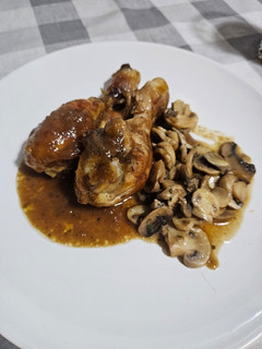Una foto de Pollo al horno, al Pedro Ximénez con champiñones
