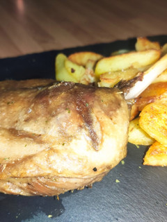 Una foto de Confit de pato con patatas confitadas en su grasa