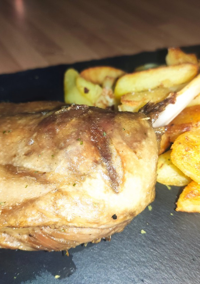 Una foto de Confit de pato con patatas confitadas en su grasa