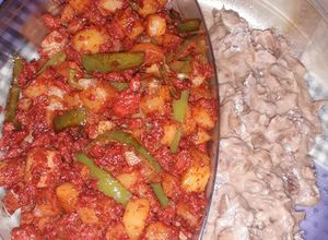 Una foto de Papas con chorizo y rajas de chile serrano
