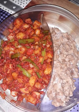 Una foto de Papas con chorizo y rajas de chile serrano