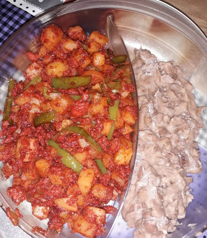 Una foto de Papas con chorizo y rajas de chile serrano