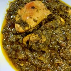 A picture of Palak Ghosht (spinach chicken).